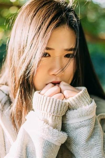 逆光下的唯美瞬间：光影交织的写真艺术之旅